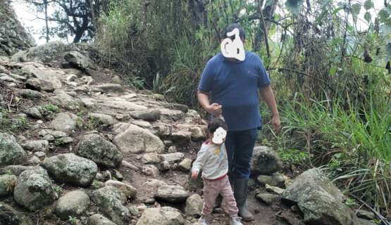PAPA-E-HIJA-SENDERO.jpg